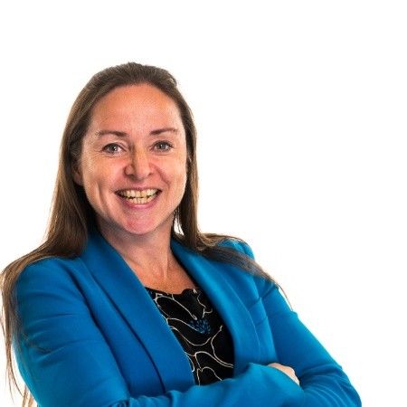 Portretfoto van Tinka den Arend, werkgeversvoorzitter PPF APG en Hoofd Policy & Public Affairs bij APG, in zakelijke kleding met een vriendelijke uitstraling